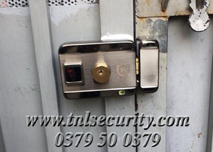 Cach-chon-khoa-cong-dien-tu-tot-nhat-cho-cong-vuon